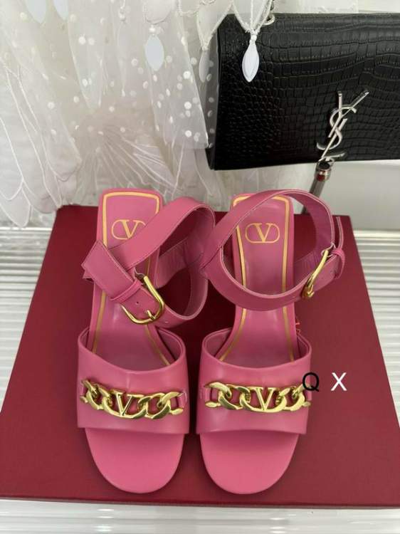 Picture of Valentino Shoes _SKUValentinosz35-408CM7CJX050420273